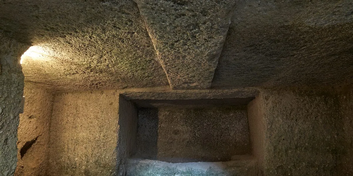 Een vergulde Etruskische grafkamer ontdekt in San Giuliano