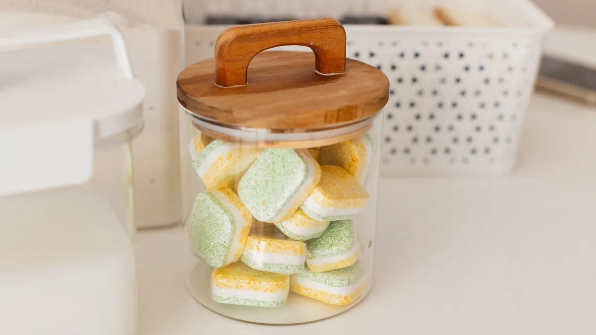 Laat je badkamer glanzen met vaatwastabletten: een verrassende huishoudtruc